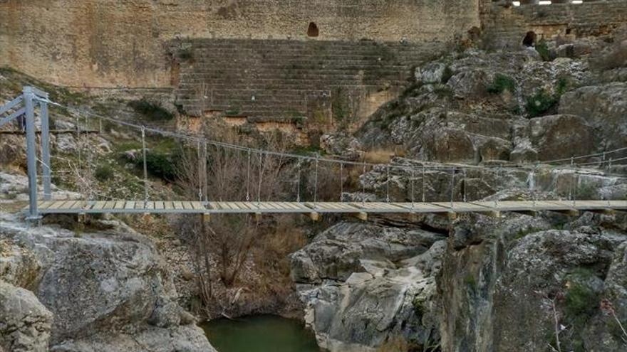 Almonacid instala un conjunto de pasarelas sobre la presa romana