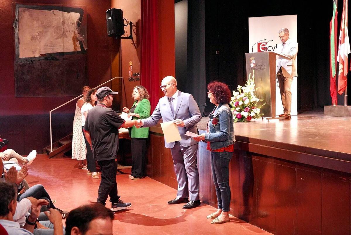 El delegado de la Junta, Fernando Prada, entrega los diplomas de los programas mixtos de empleo de este 2026 a los participantes