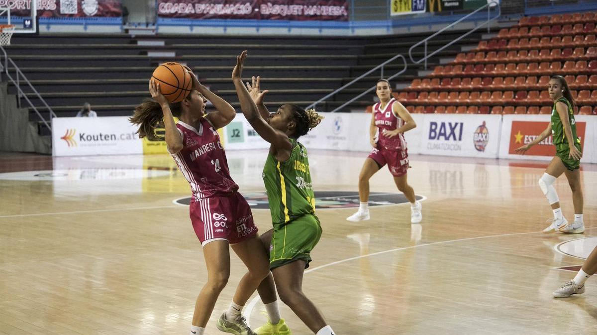 Clàudia Gener, molt pressionada, intenta trobar una línia de passada