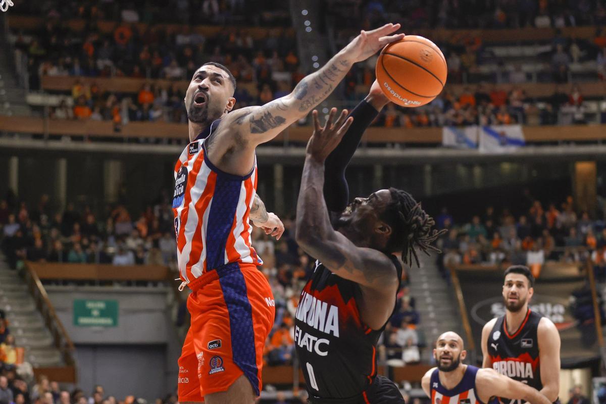 Lima trata de frenar a Iroegbu en una acción del encuentro en A Coruña