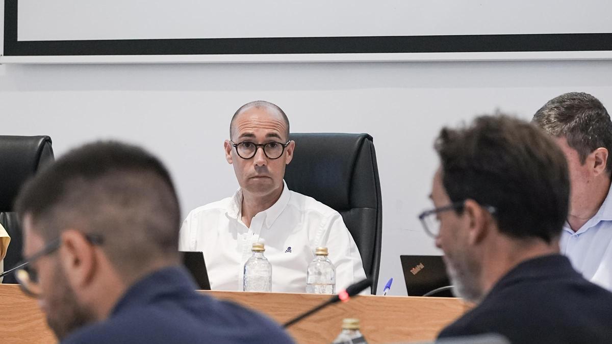 El presidente del Consell de Formentera, Óscar Portas, durante el debate.