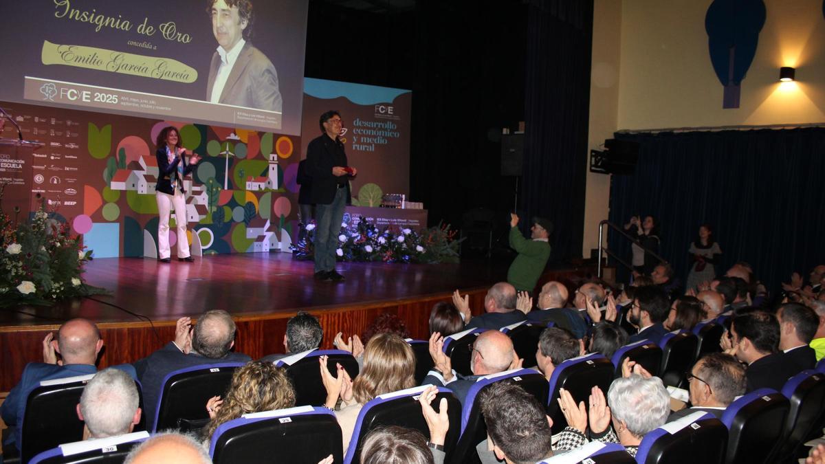 Emilio García recibe el aplauso del auditorio en presencia de la consejera Eva Ledo.