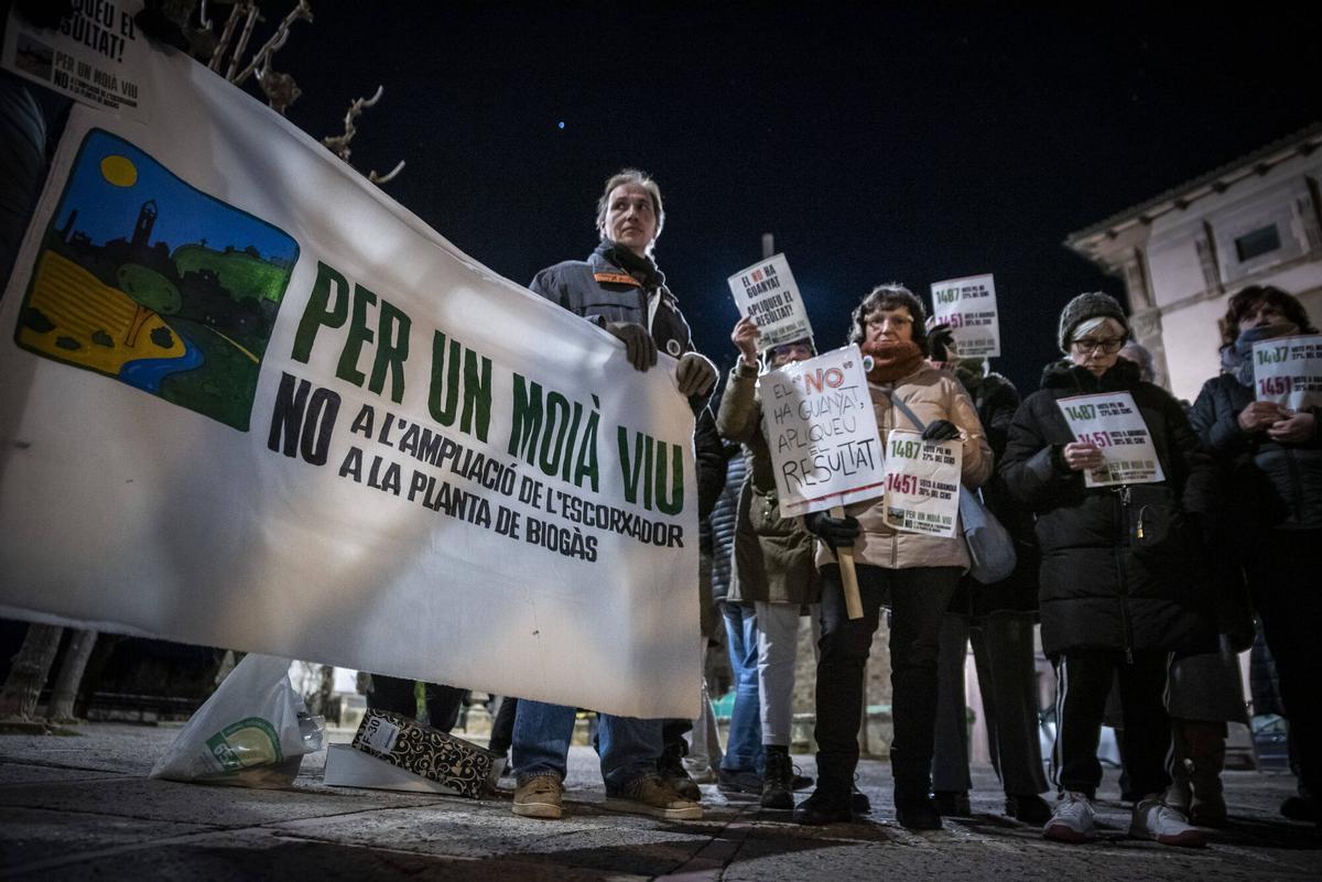 Imatges de la concentració en contra de l'ampliació del polígon de Moià, ahir, durant el ple municipal Imatges de la concentració en contra de l'ampliació del polígon de Moià, ahir, durant el ple municipal