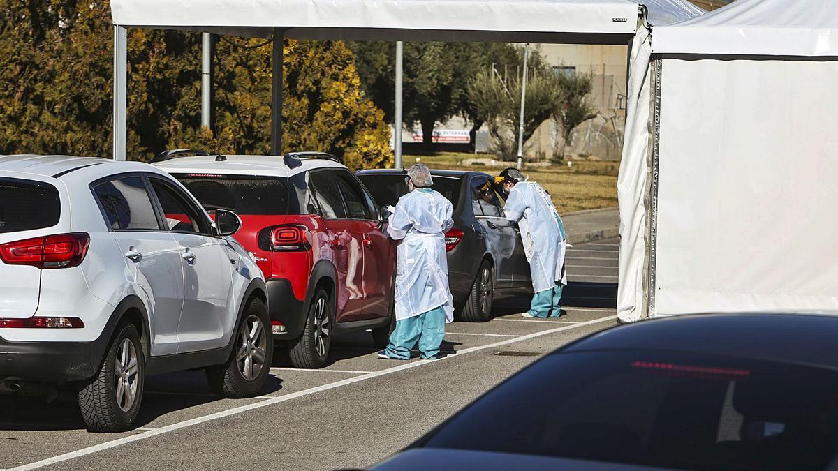 Cola de vehículos en el Hospital de Sant Joan d’Alacant para someterse a pruebas PCR en plena expansión de contagios. | MANUEL R. SALA