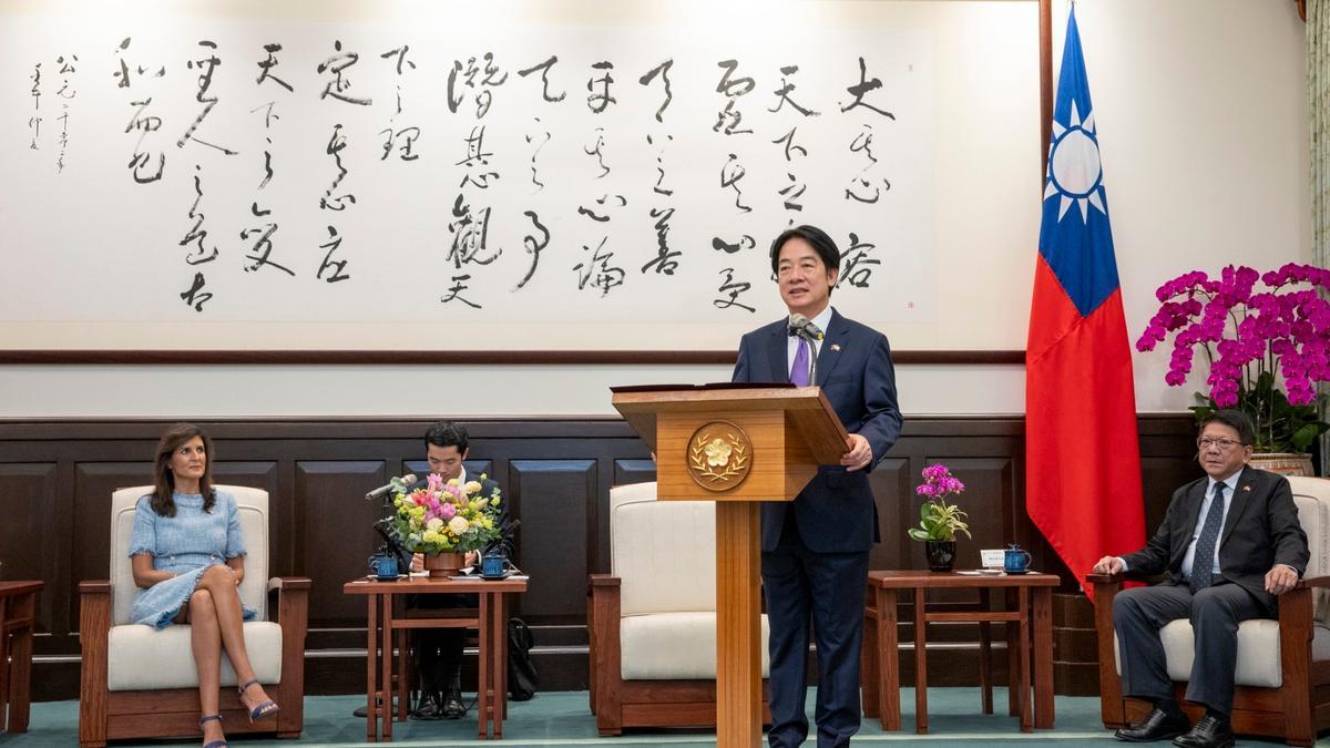 El presidente taiwanés, Lai Ching-te, durante un encuentro con la política estadounidense Nikki Haley, este jueves en Taipei.