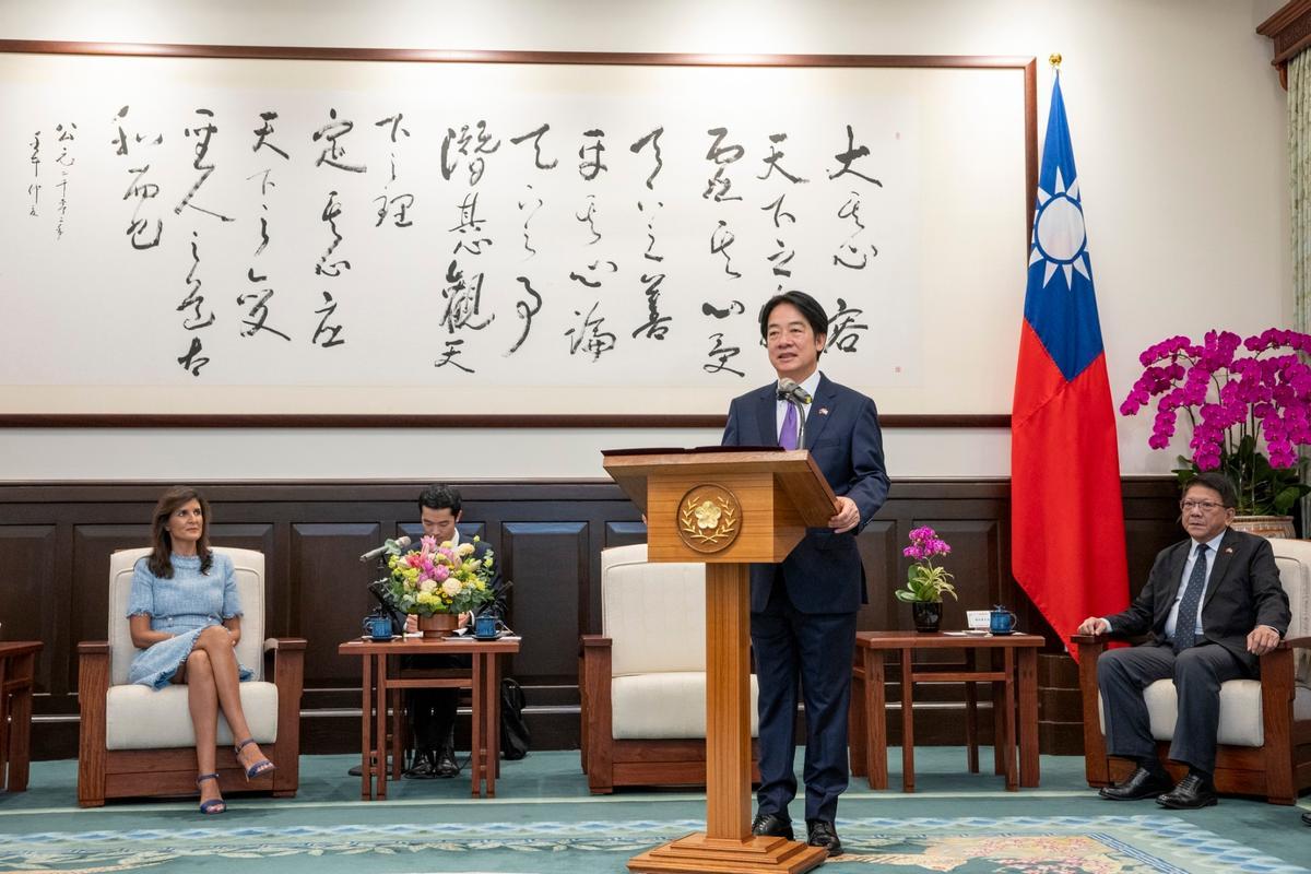 El presidente taiwanés, Lai Ching-te, durante un encuentro con la política estadounidense Nikki Haley, este jueves en Taipei.