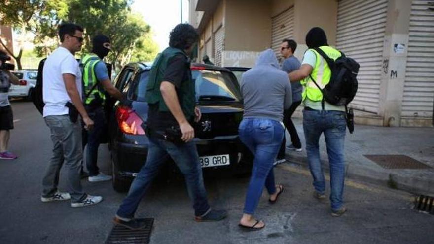 Los agentes antidroga trasladan a una detenida el viernes en la ´operación Constante´.
