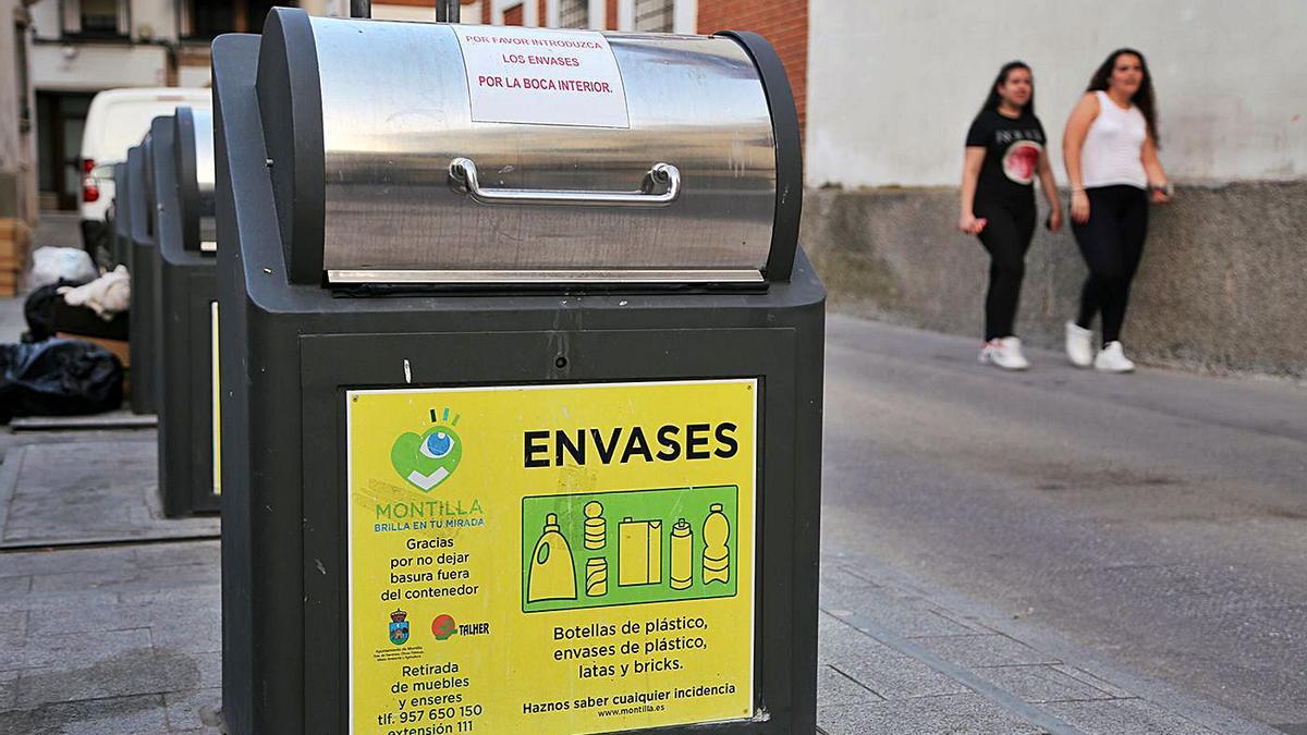 Contenedores de envases ubicados en la calle Fernández y Canivell, junto a la Plazuela de la Inmaculada.