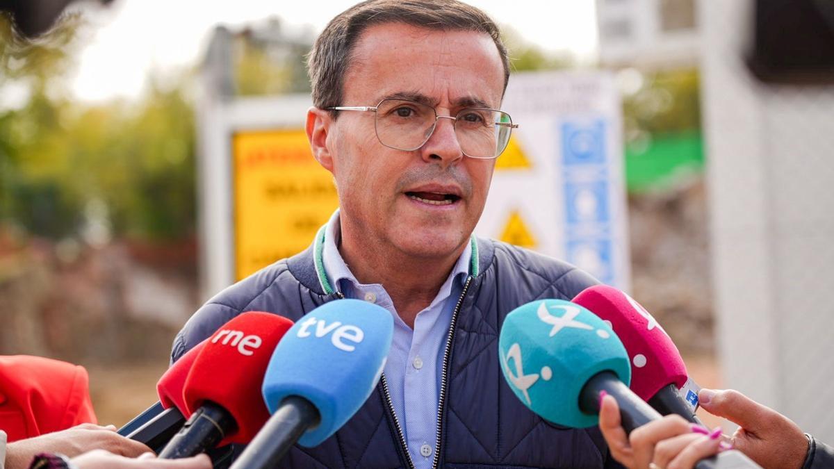 El candidato del PSOE a la Presidencia de la Junta en las elecciones del 21D, Miguel Ángel Gallardo, en declaraciones a los medios en su visita al proyecto de Centro de Mayores de Nueva Ciudad de Mérida