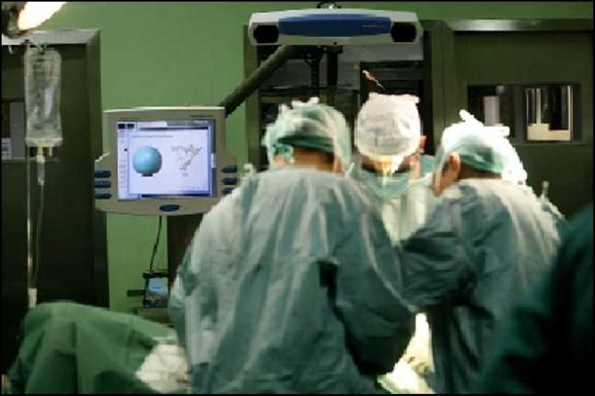 Un grupo de cirujanos realiza una operación en un quirófano del Hospital General de Alicante