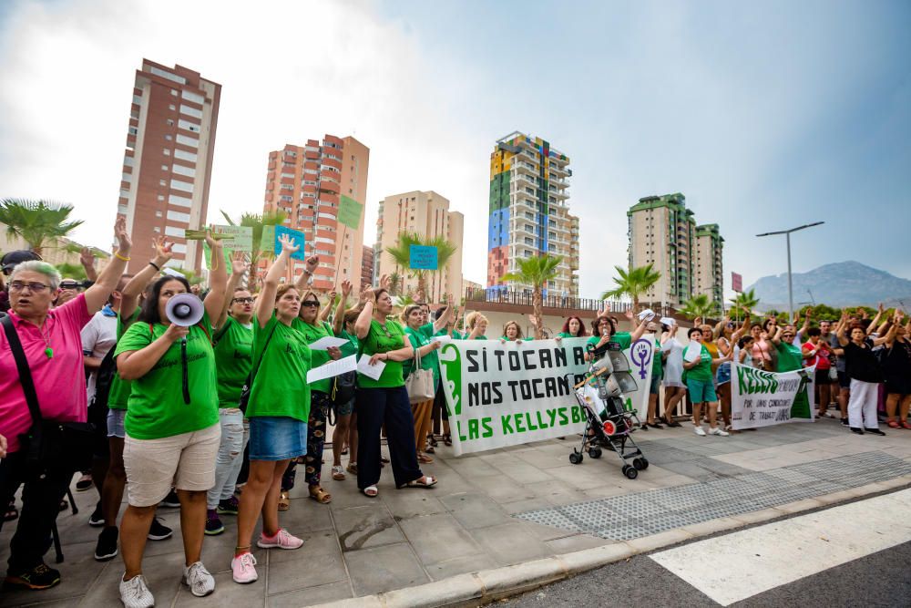 Las Kellys protestan frente al hotel Rambla de Benidorm