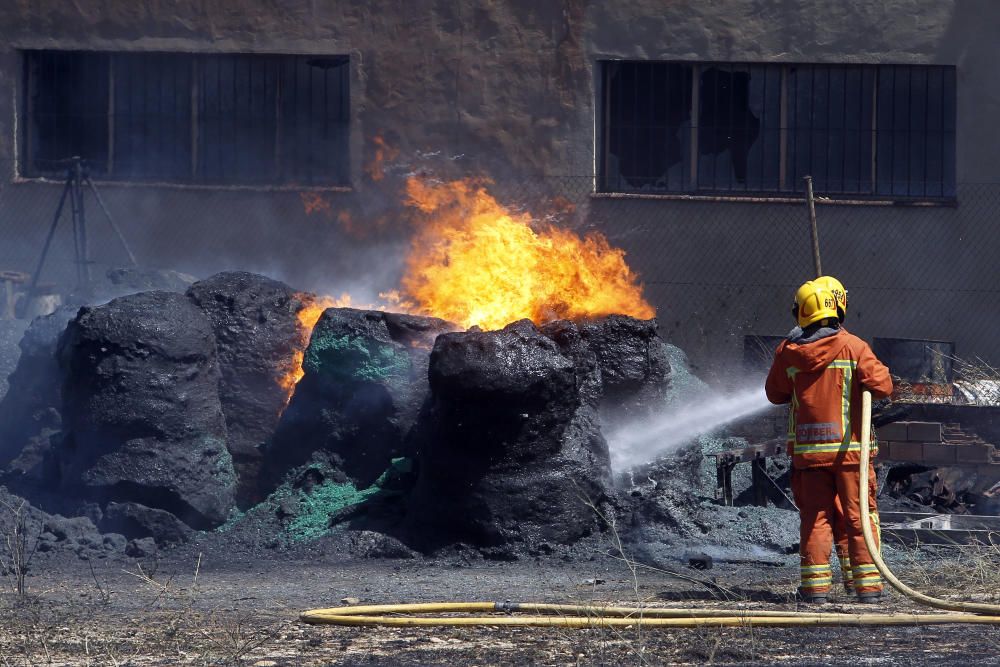 Incendio en el polígono Fuente del Jarro