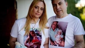 Natalia y Emilio, padres de Edgar, un bebé de cuatro meses que falleció por meningitis. 