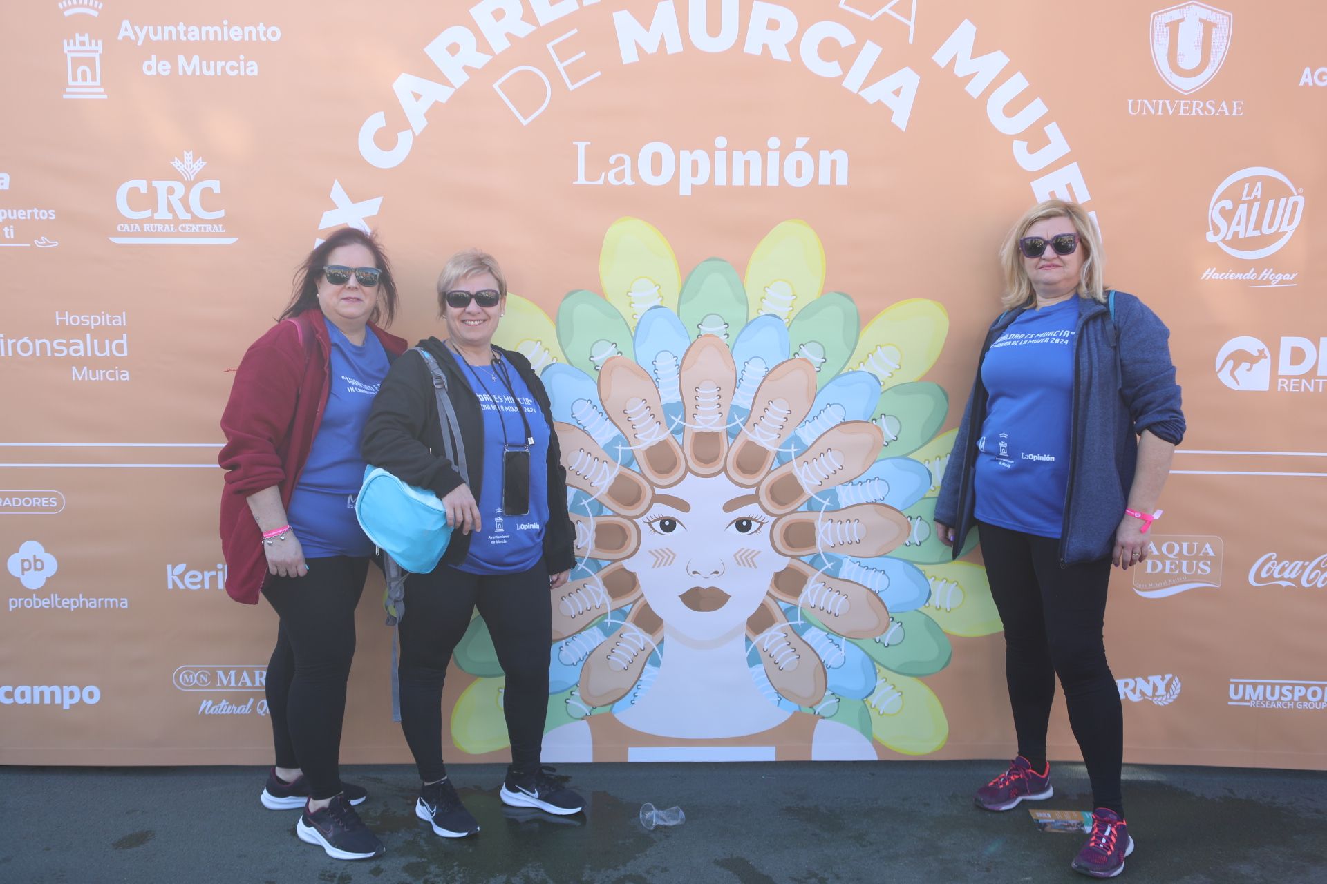 Las participantes posan en el photocall tras finalizar la Carrera de la mujer de Murcia