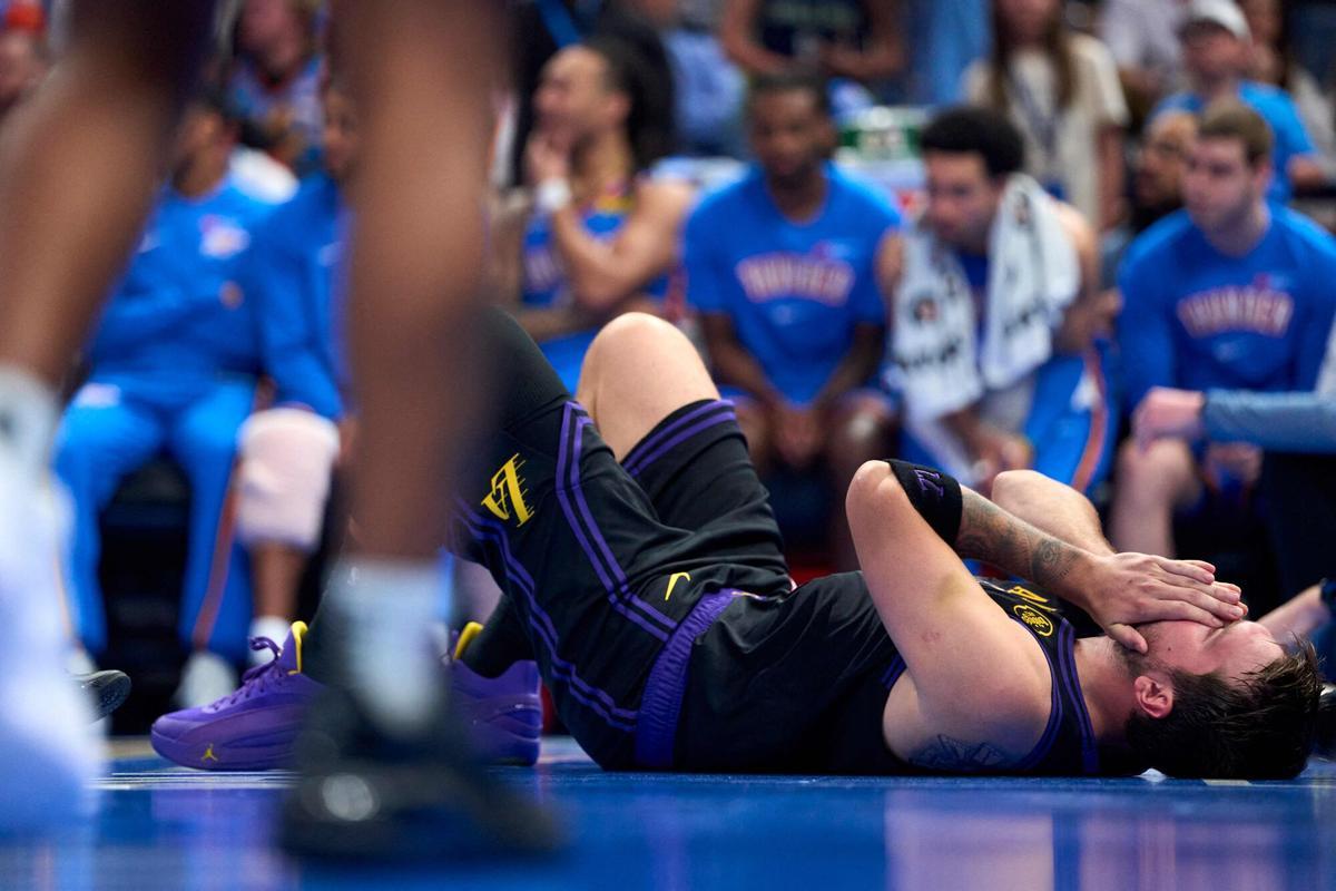 Doncic se lamenta durante el partido contra Oklahoma.