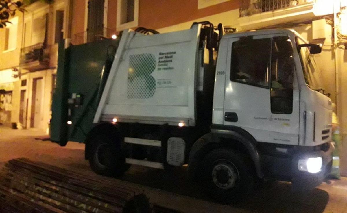 Camión de recogida selectiva, por las calles del núcleo antiguo de Sarrià