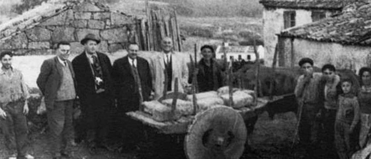 No carro de Serafín Costas trasladaron as aras de Donón ao Museo de Castrelos. Na foto está Xosé Mª Álvarez Blázquez, entre outros. .