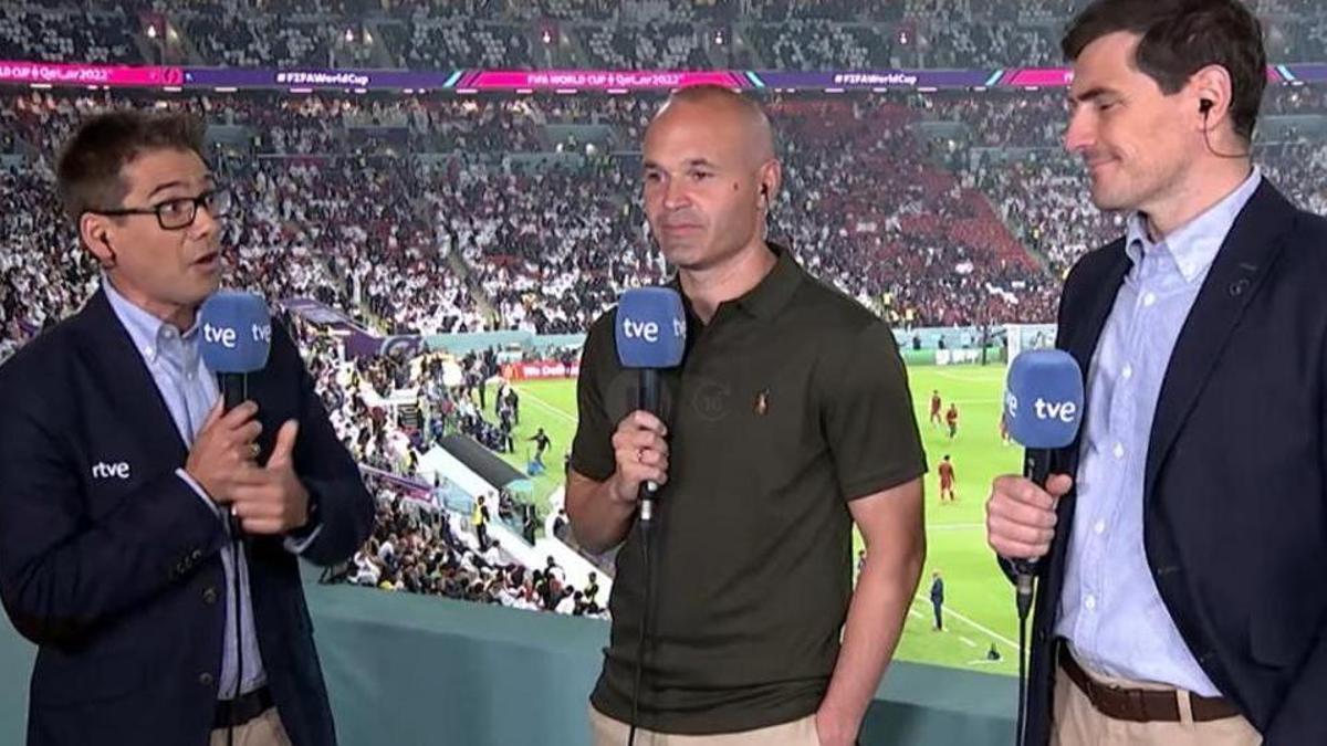 Iker Casillas y Andrés Iniesta comentando los partidos del Mundial de Qatar en TVe