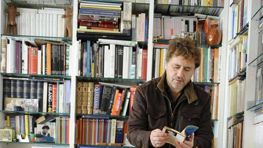 O escritor Manuel Rivas, na biblioteca da súa casa, na Coruña. / víctor echave
