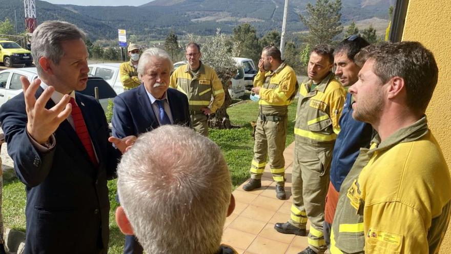 El delegado y el subdelegado, con integrantes de la BRIF.   | // FDV