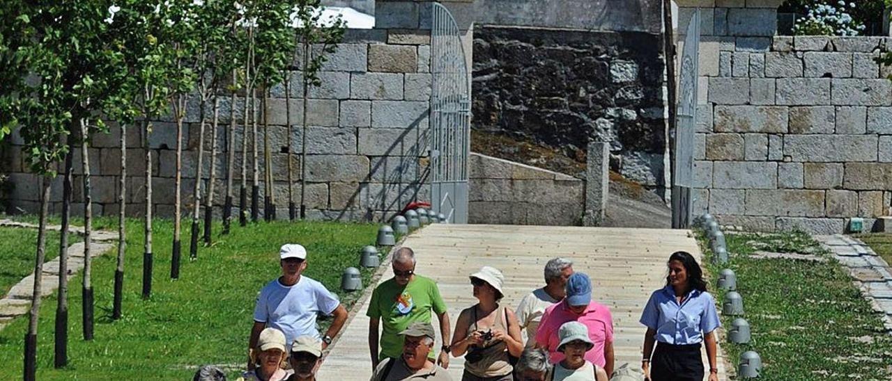 Enoturistas en una visita a las instalaciones de Pazo Baión, el pasado verano.