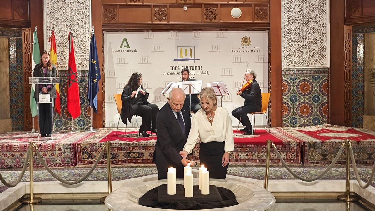 La consejera de Cultura, Patricia del Pozo, enciende una de las velas en memoria de las víctimas del Holocauto, junto con André Azoulay, copresidente de la Fundación Tres Culturas.