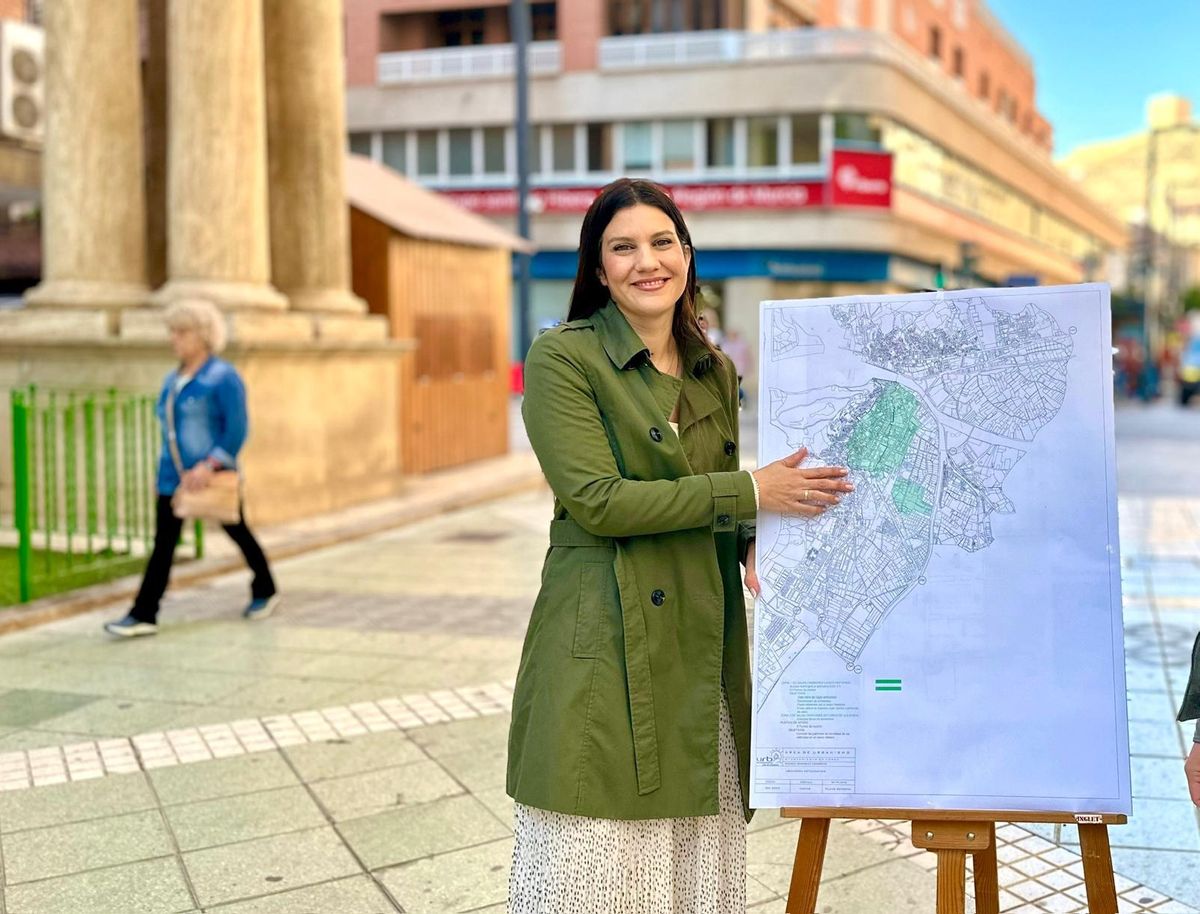 María Hernández, edil de Medio Ambiente, muestra el mapa con las dos zonas de bajas emisiones señaladas.