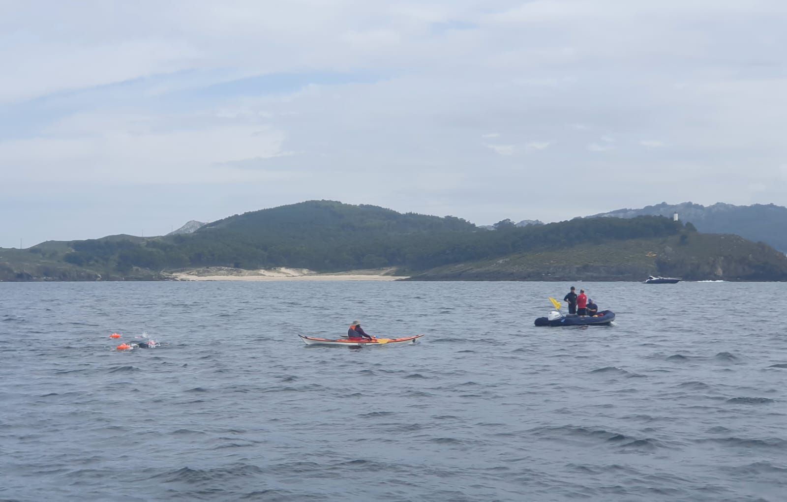 Los héroes de la natación salen de Cíes rumbo San Simón