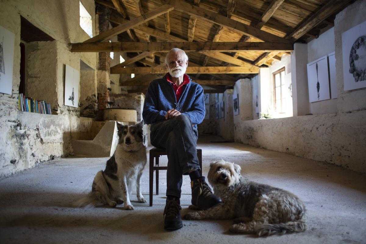 EL ESCRITOR GONZALO MOURE EN SU CASA DE FIGUERAS.