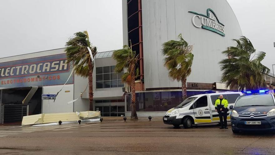 El viento arranca parte del revestimiento del centro de ocio Las Cumbres de Don Benito