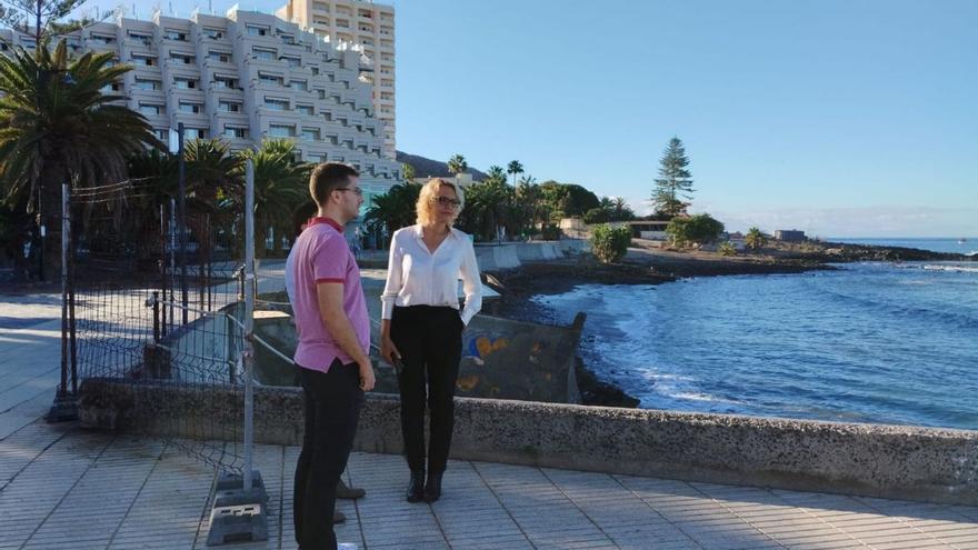 Clari Pérez en el paseo marítimo de Los Tarajales, en Los Cristianos.