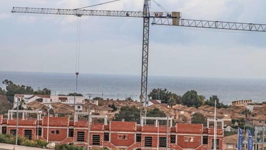 La actividad urbanística al norte del litoral oriolano es la más importante de la Vega ahora.