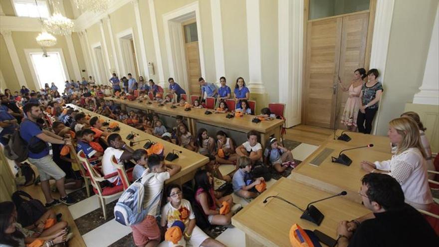 La alcaldesa recibe a los niños de la convivencia formacionista