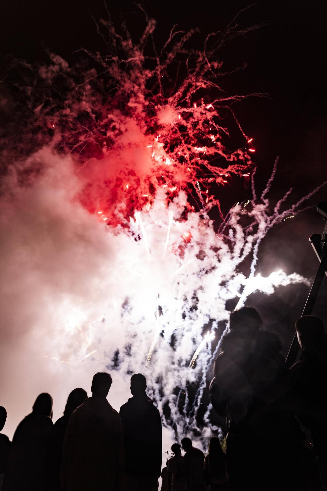 EN IMÁGENES: Así se vivieron unos fuegos de San Mateo bajo la lluvia en Oviedo