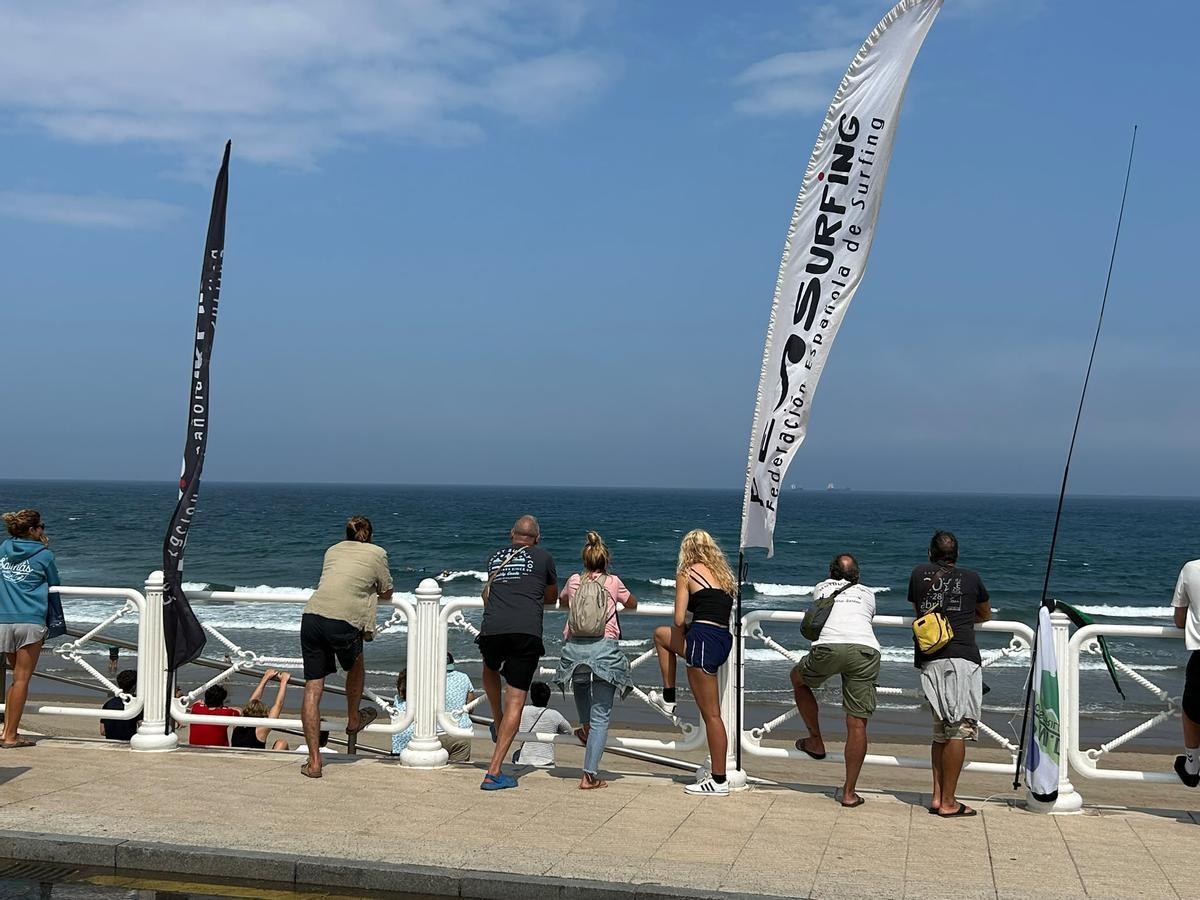 EN IMÁGENES: Más que competición en Salinas de la mano del Longboard Festival