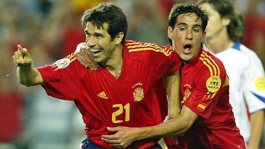 Valerón celebra con Vicente el gol que anotó ante Rusia en la Eurocopa de Portugal. |  // EFE