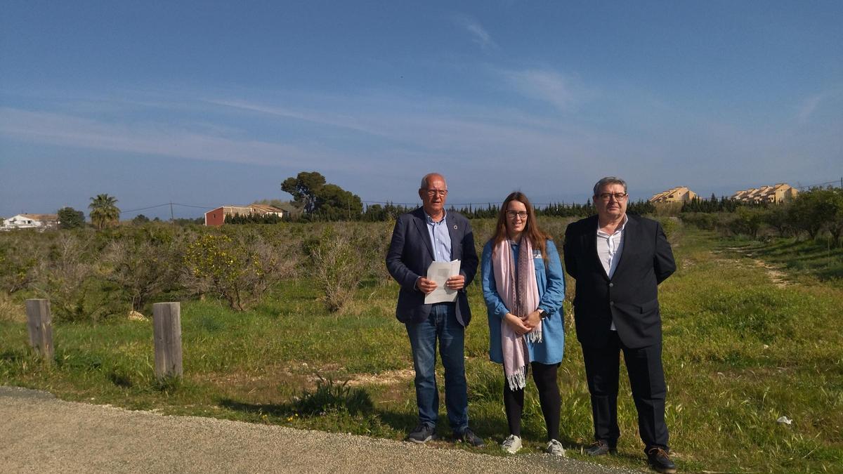 El alcalde, la concejala de Comercio y el edil de Hacienda, en los terrenos que ya son municipales