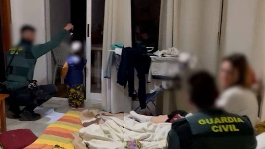 Video: Liberan a una mujer y su hijo retenidos casi dos meses en un hotel