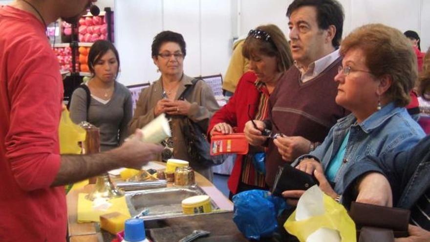 Un vendedor atiende a los visitantes en una pasada edición de la feria de muestras.