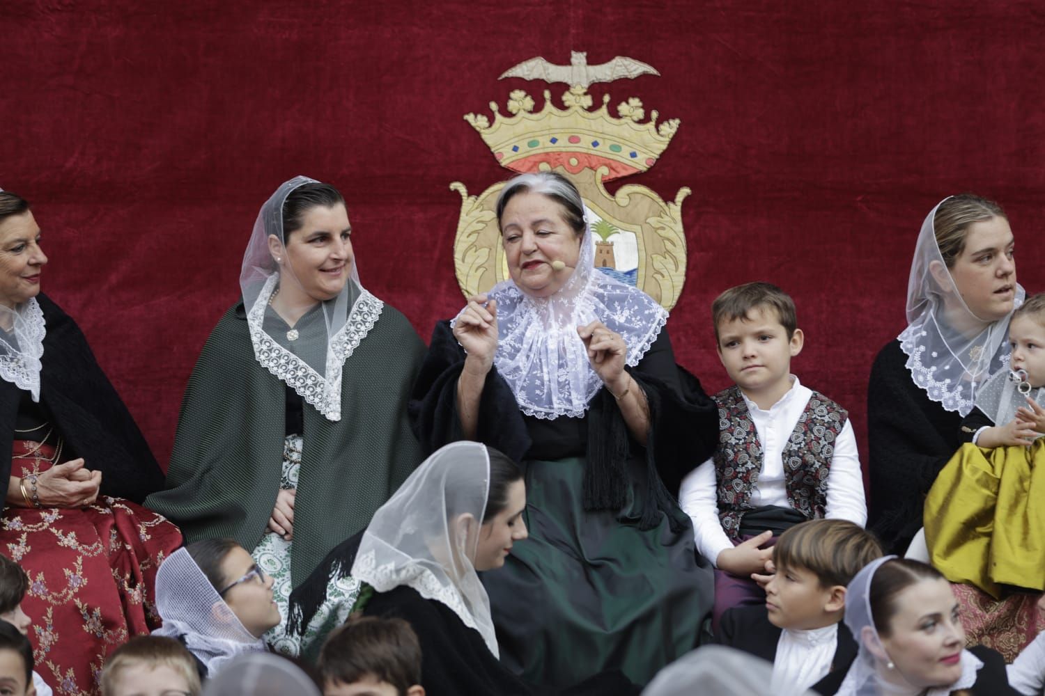 La plaza de Cort de Palma luce ya el estandarte del Rei en Jaume y la Cimera del Rei Martí