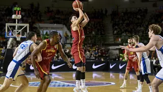 Un inspirado Yusta lidera a España camino del Eurobasket 2025