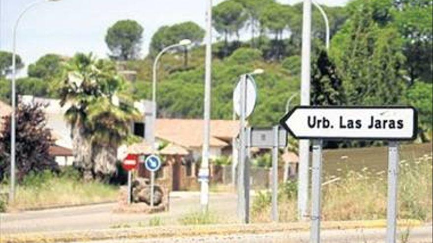 Entrada a la urbanización cordobesa de Las Jaras.