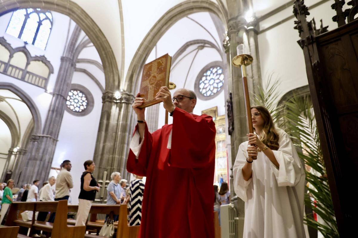 La misa de celebración por los 125 años de la iglesia gijonesa de San Lorenzo, en imágenes