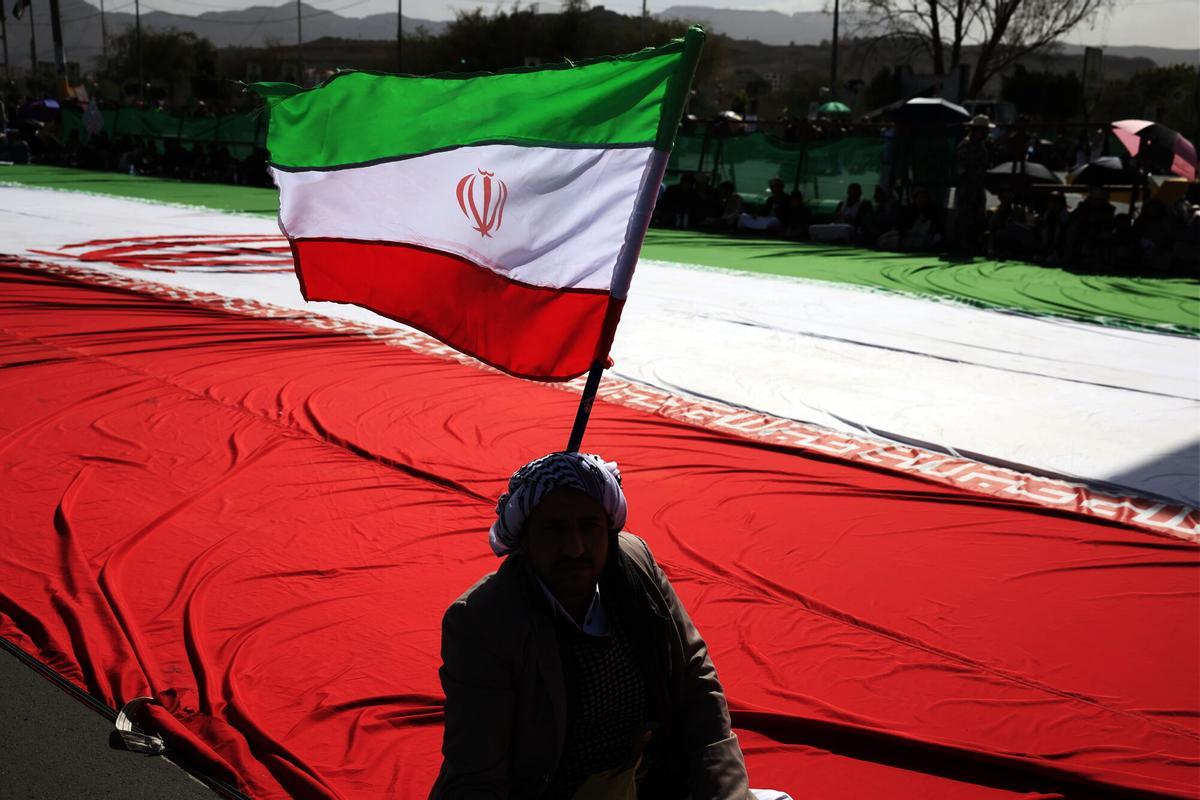 SANA'A (Yemen), 03/04/2026.- A Houthi supporter waves an Iranian flag during a protest against the joint US-Israeli operation in Iran, in Sana'a, Yemen, 03 April 2026. Yemen’s Houthis have entered the current regional conflict by conducting missile attacks against Israel in support of Iran and its allied groups in the Middle East, one month after the United States and Israel launched military action against Iran on 28 February. (Protestas, Estados Unidos) EFE/EPA/YAHYA ARHAB