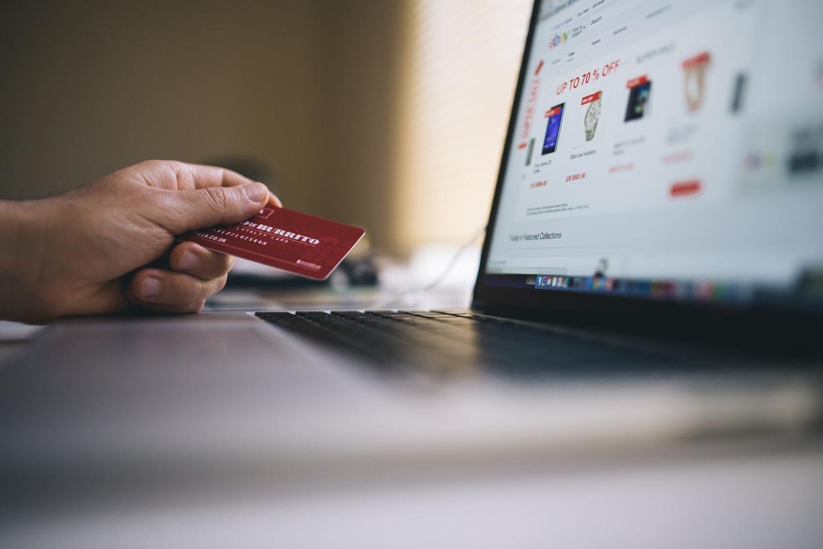 09/05/2017 Con motivo de la celebración de la Semana de Internet, muchas empresas y compañías ofrecen grandes descuentos en sus compras online desde el martes 9 de mayo al miércoles 17. Se estima que el 81% de los españoles realiza operaciones comerciales con su entidad bancaria a través de internet, pero sólo un 60% tiene instalado como mínimo un software de protección SOCIEDAD ESPAÑA EUROPA MADRID INVESTIGACIÓN Y TECNOLOGÍA PEXELS. LEMV . LEVANTE.EMV . SUPLEMENTO ESPECIAL FORMACIÓN . ESPECIALES. PUBLICIDAD