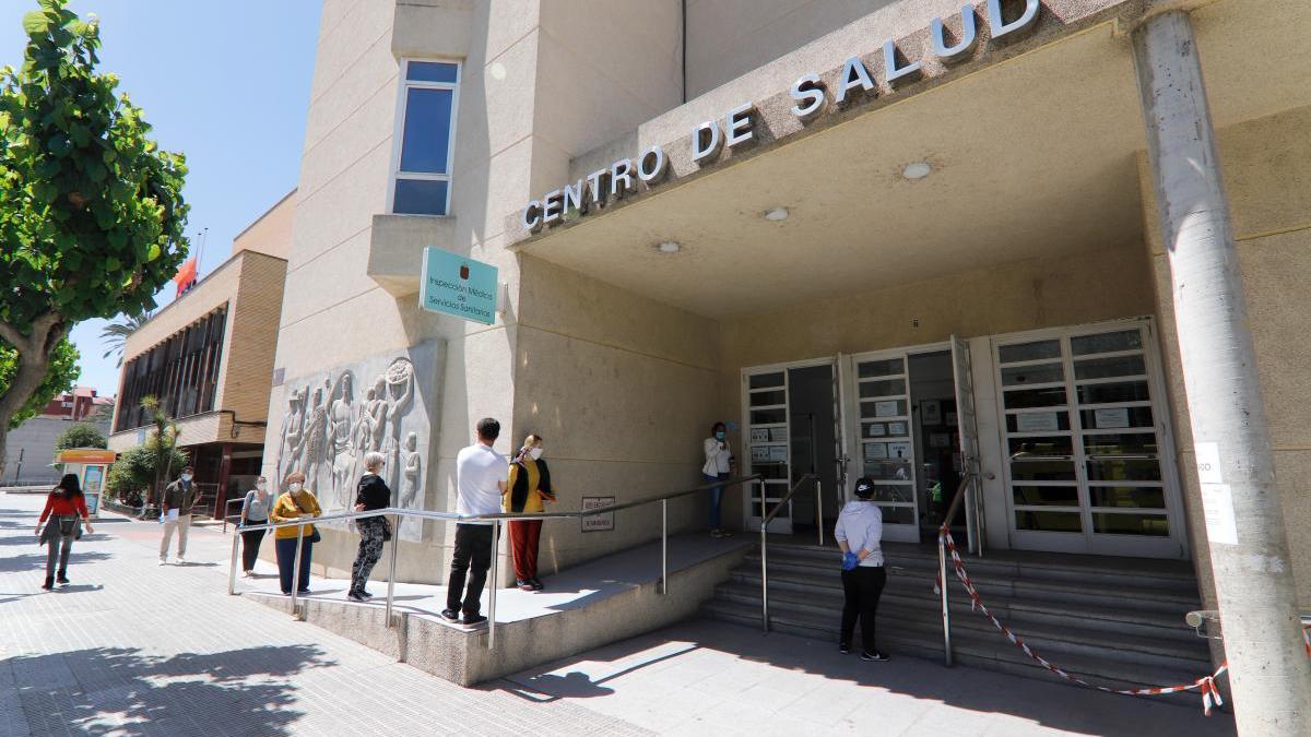 Pacientes hacen cola para poder acceder al centro de salud de San Andrés en Murcia.