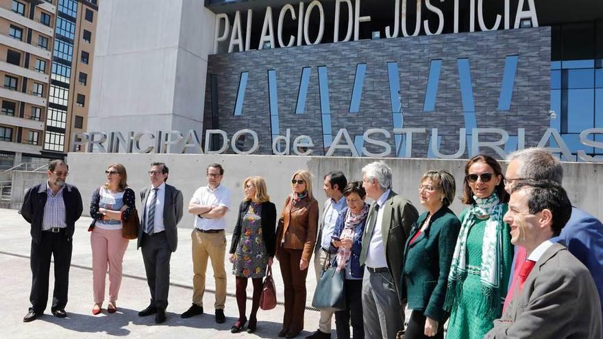 Magistrados concentrados ayer ante el Palacio de Justicia de Gijón.