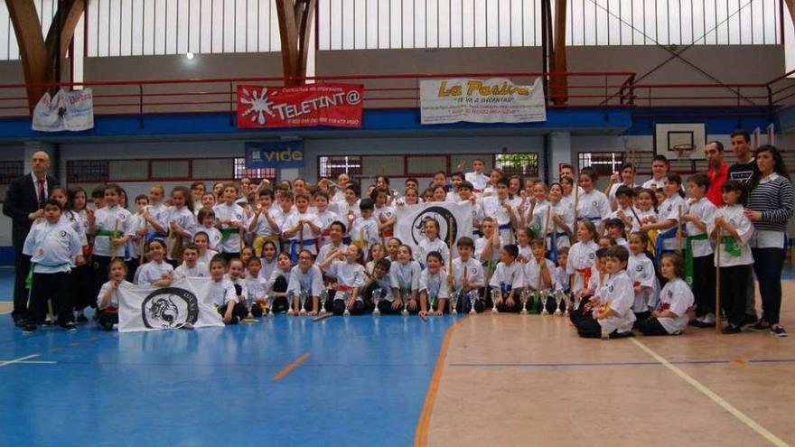 Imagen de los jóvenes luchadores del Zen que participaron en la competición provincial.