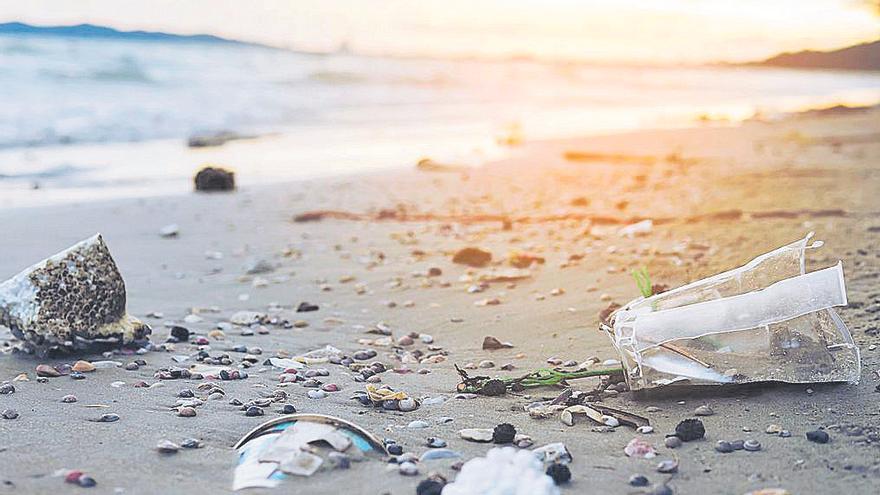 Imagen de una playa con basura.