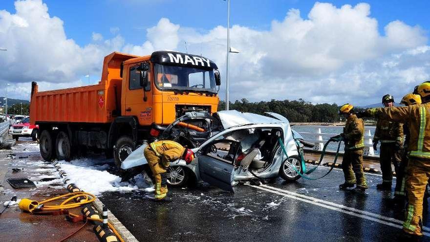 Muere un joven en un accidente que dejó incomunicada A Illa durante casi una hora